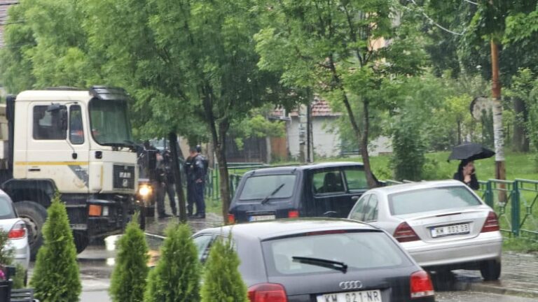 Leposavić: Kosovska policija ušla u zgradu opštine, centar grada u dimu od suzavca