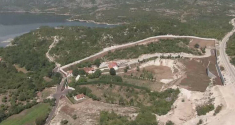 Prije izbora i odluka o rušenju Đukanovićevih kuća