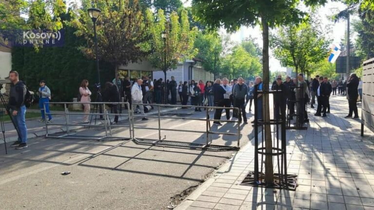 Radnici opštine Zvečan se okupljaju i danas, traže povratak na radna mesta