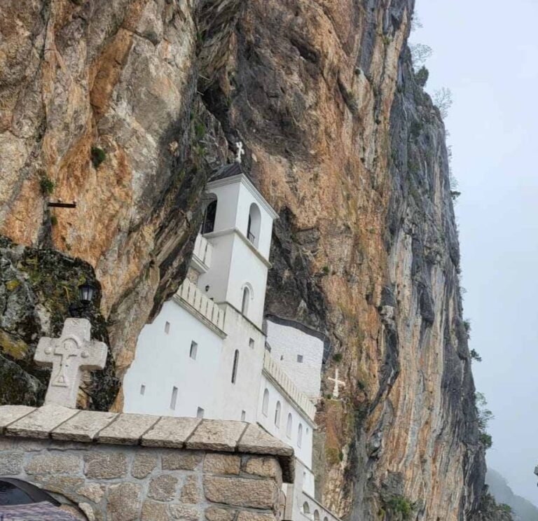 (Foto,Video)Veliki broj vjernika pod Ostrogom, Mitropolit Joanikije: Neka Bog da slogu, mir i ljubav