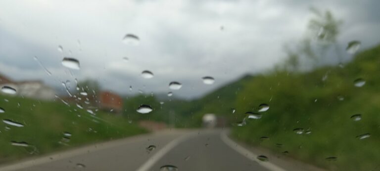 AMSCG: Oprez zbog mokrih puteva