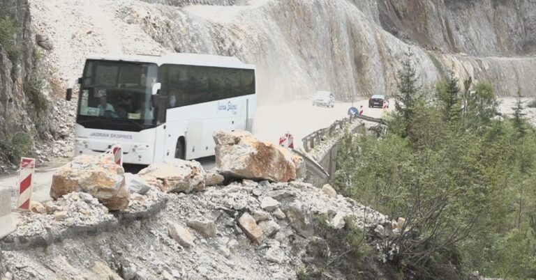 TURIZAM I RADOVI: Kolone, gužve i radovi na putevima uspomena iz Crne Gore