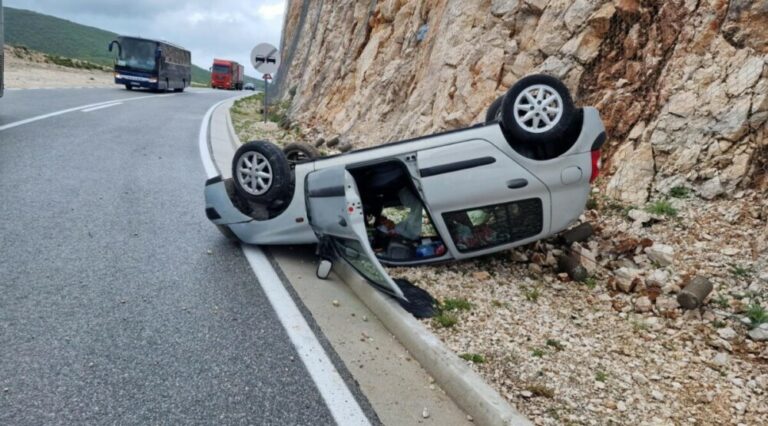 Saobraćajna nezgoda na Brajićima, automobil završio na krovu