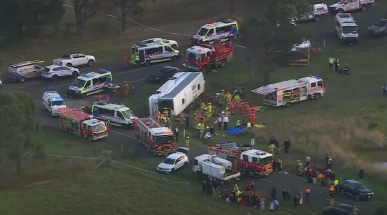 U Melburnu kamion udario u školski autobus, 18 učenika hospitalizovano