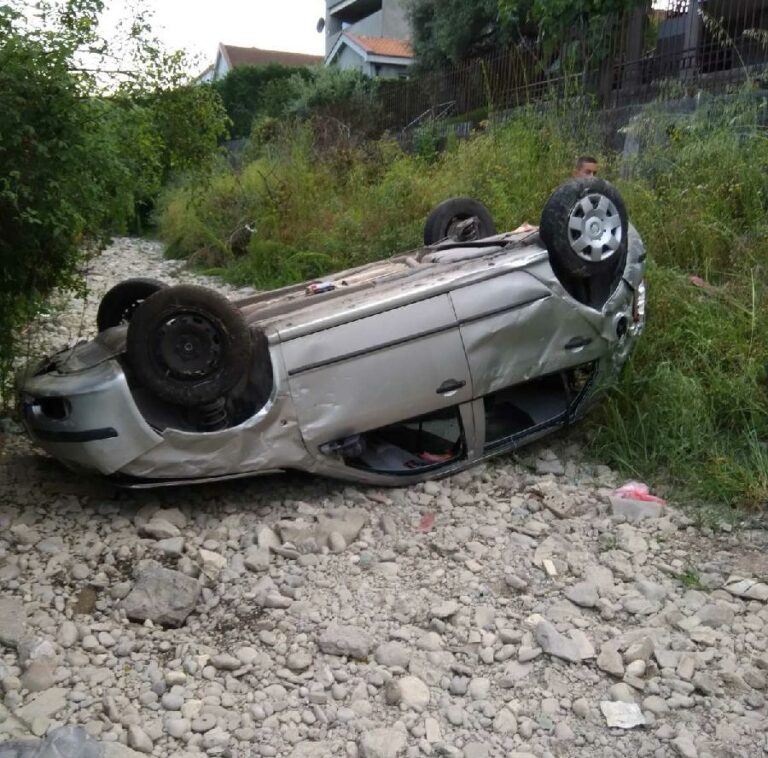 NEZGODA U PODGORICI: Vozilo sletjelo u Savin potok, povrijeđene tri osobe