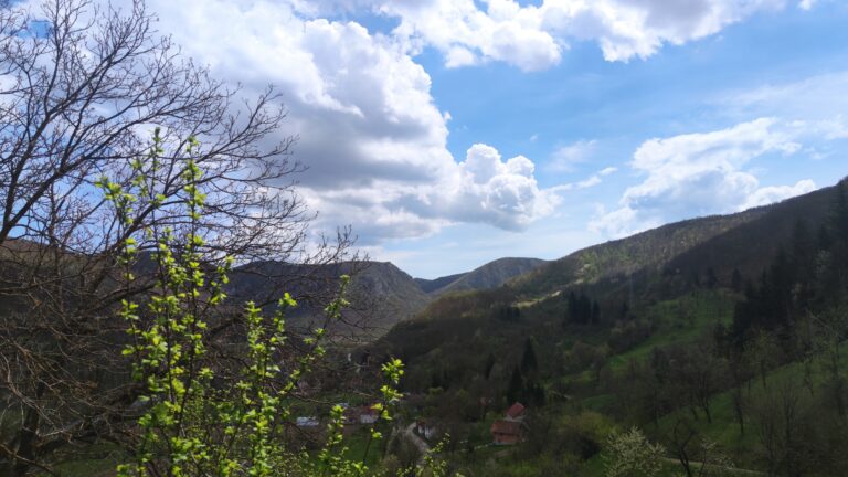 Sjutra oblačno, povremeno kiša