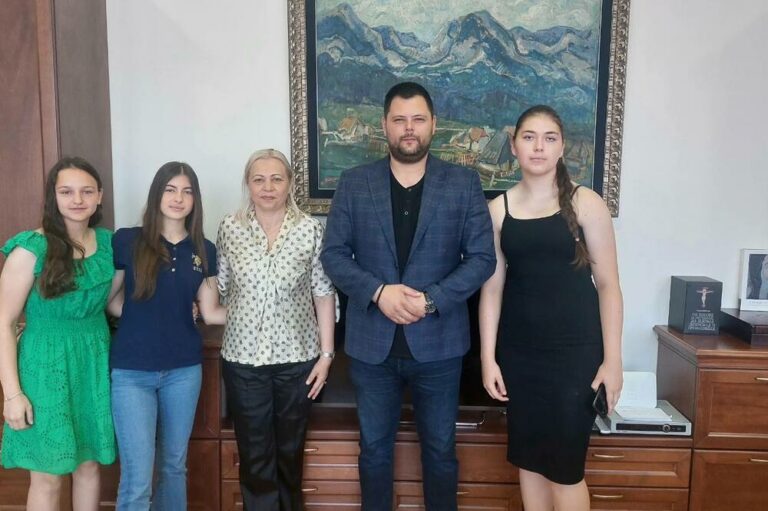 Kovačević primio učenice koje su na takmičenju iz ekologije osvojile drugo i dva treća mjesta