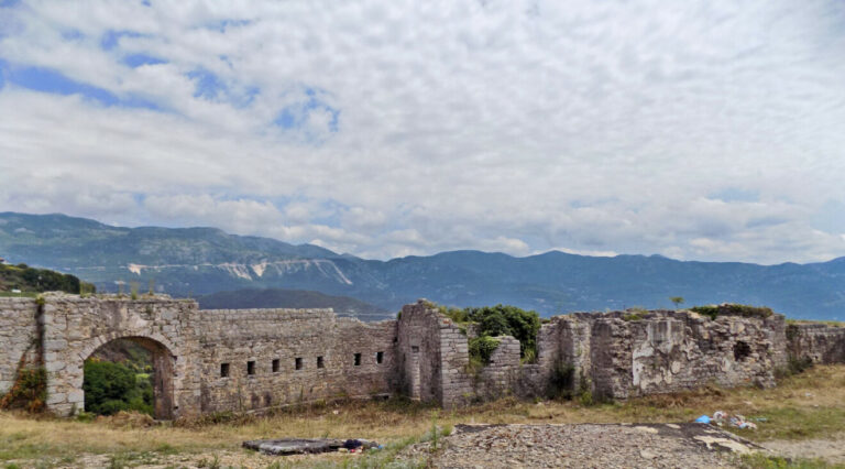 Podgoričanin go uznemiravao četiri djevojke na tvrđavi Mogren, kažnjen 800 eura