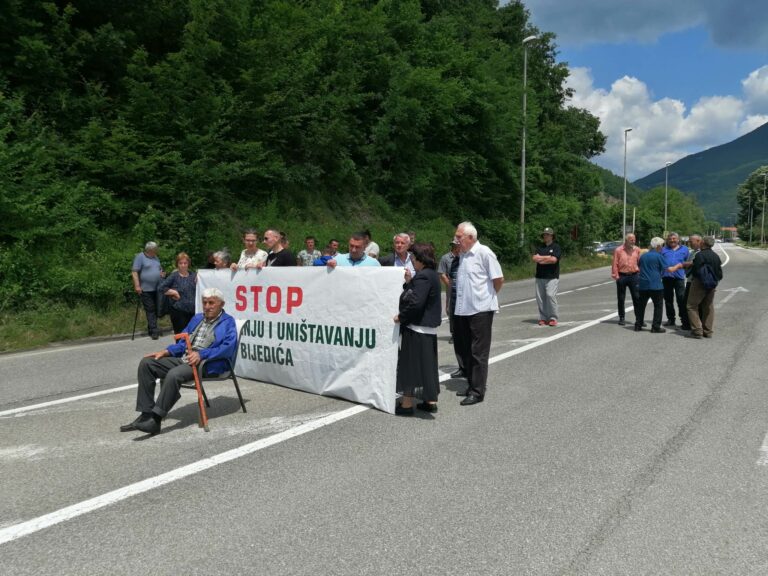 Blokirali put Bijelo Polje-Prijepolje: Jesu li interesi pojedinaca jači od ustava?
