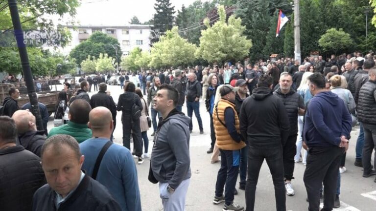 Srbi i danas ispred zgrade opštine Zvečan