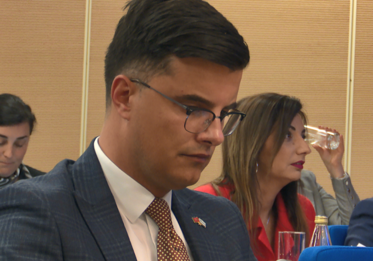 Šaranović: Službenik Opštine Podgorica za vrijeme vladavine DPS-a nije 10 godina dolazio na posao, a primao je platu!