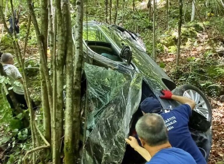 Automobil sletio sa puta, dvije osobe povrijeđene