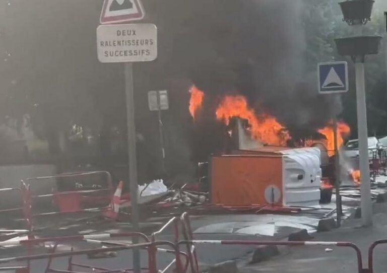 Neredi i sukobi u predgrađu Pariza zbog policijskog ubistva tinejdžera