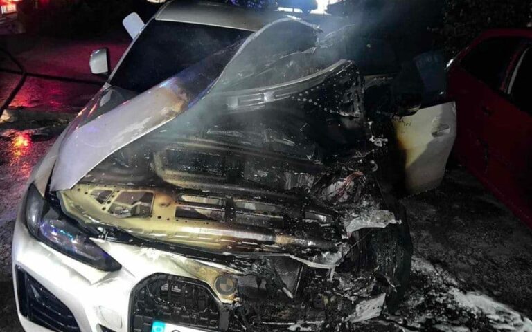 Nikšić: U požaru oštećena dva automobila