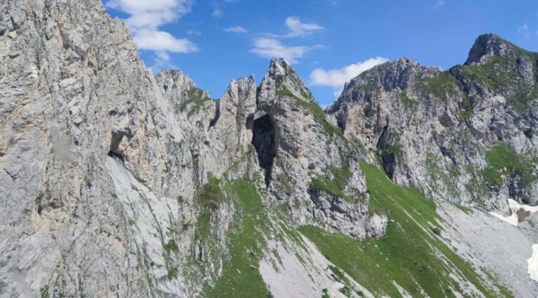 VCG spasila stranu državljanku koja je pala u provaliju na Prokletijama