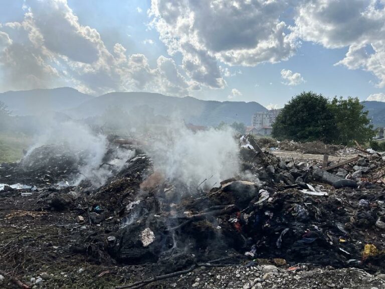 Berane: Prijava zbog odlaganja azbesta, iz bolnice tvrde da je to građevinski otpad