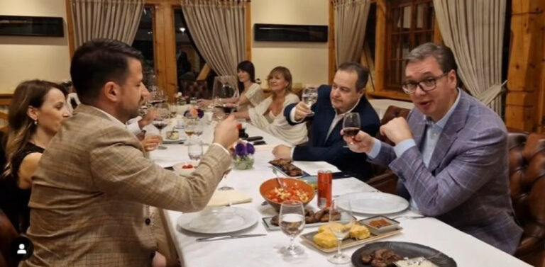 (VIDEO) Tokom večere Milatović i Dačić zapjevali: „Ne pomaže voda majko sa korita Ivanova“