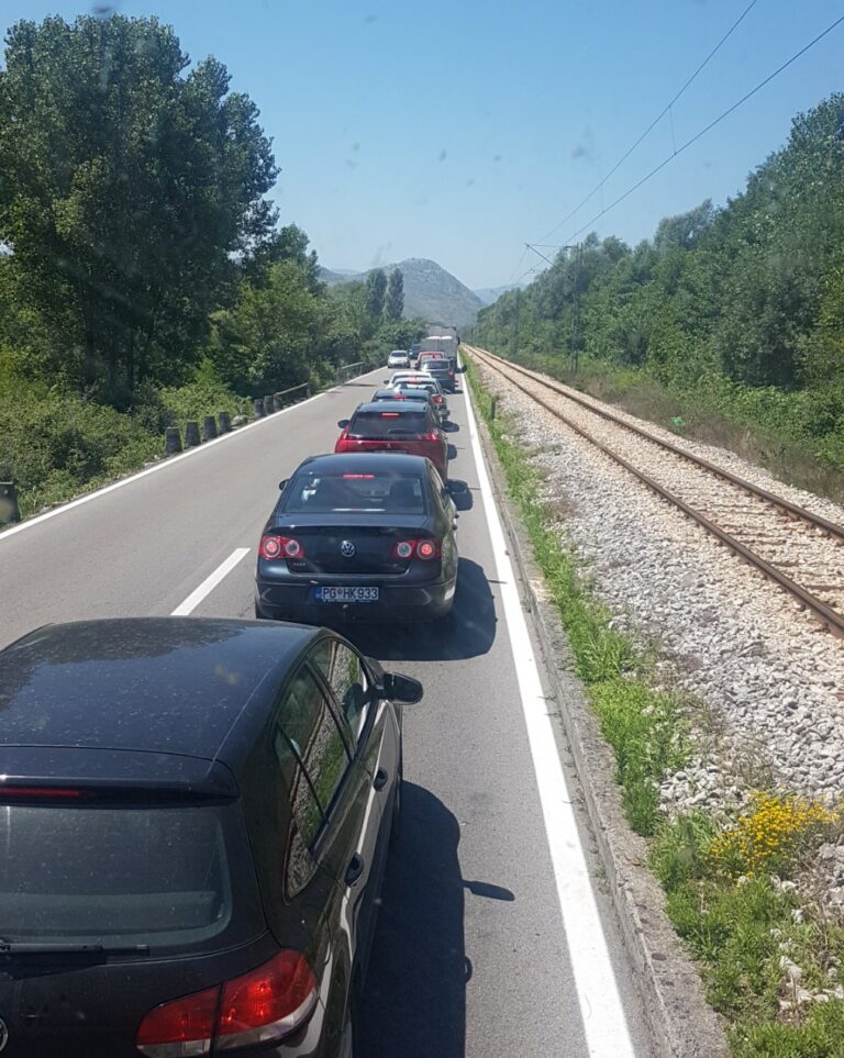 Kilometarske kolone: Gužve od Podgorice prema Baru