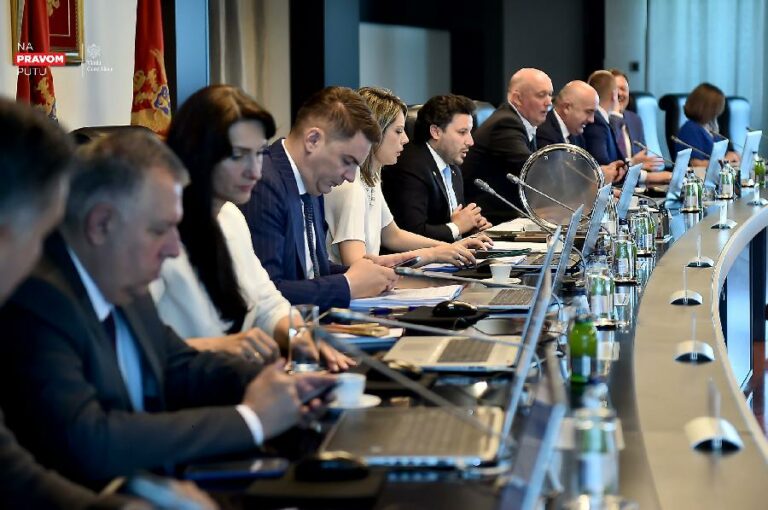 PODACI SA SAJTA VLADE: Javni funkcioneri zarađuju i po dvije prosječne plate