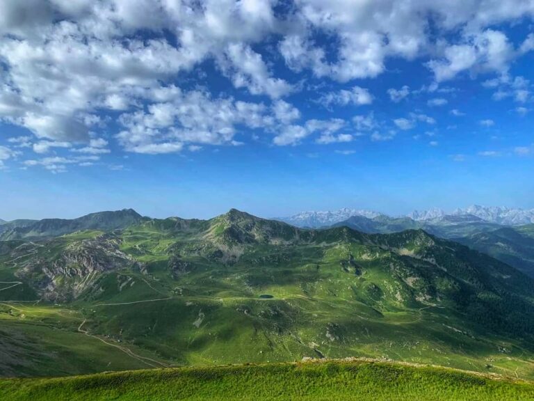 Toplo, povremeno vjetar