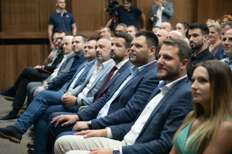 MILATOVIĆ PORUČIO: Zaštititi državne simbole, nadležni da ispitaju gest Kovačevića