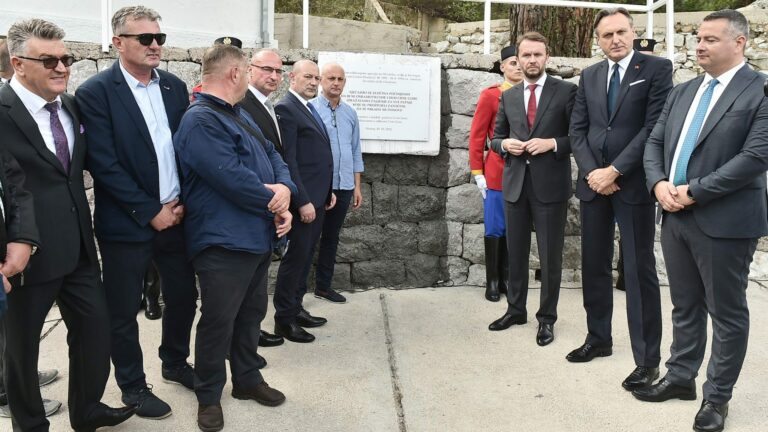 Vojska ne dozvoljava uklanjanje spomen-ploče u Morinju