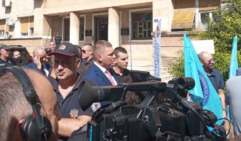 Verbalni sukob na protestu policajaca; Adžić: Imate duplo veće plate, grade se stanovi…