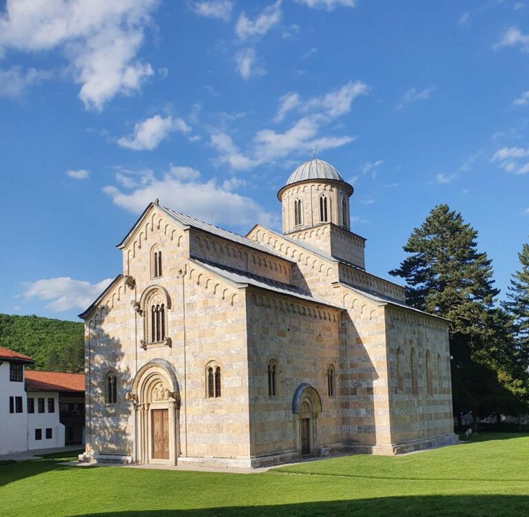 MANASTIR VISOKI DEČANI: Širi se niz dezinformacija i lažnih vijesti nakon sukoba u selu Banjska