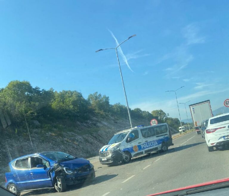 Sudar vozila policije i automobila, povrijeđene četiri osobe