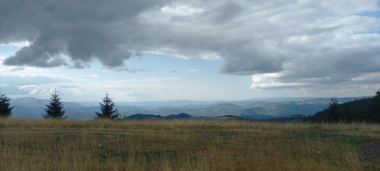 Pretežno oblačno, hladnije, na jugu udari vjetra