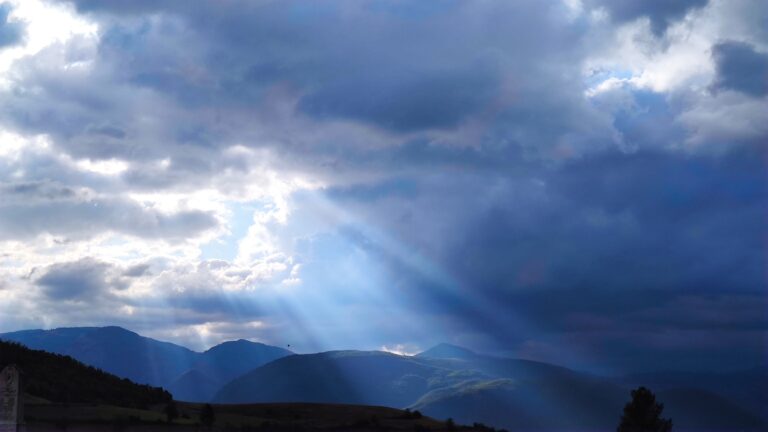 Oblačno, na sjeveru moguć pljusak sa grmljavinom