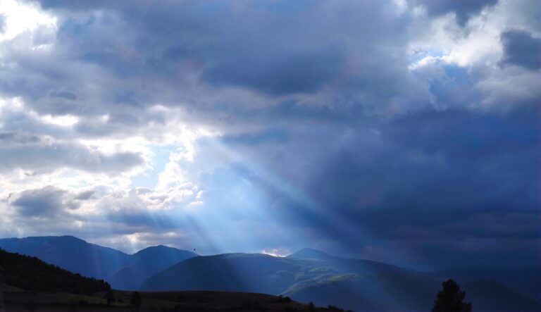 Na sjeveru moguća kiša, na primorju toplo i sparno