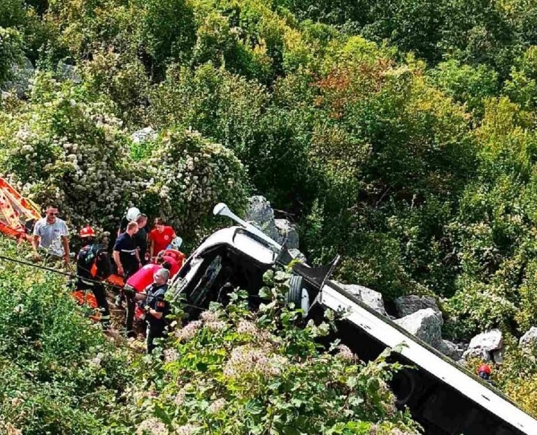 Sletio autobus, stradale dvije osobe, više povrijeđenih
