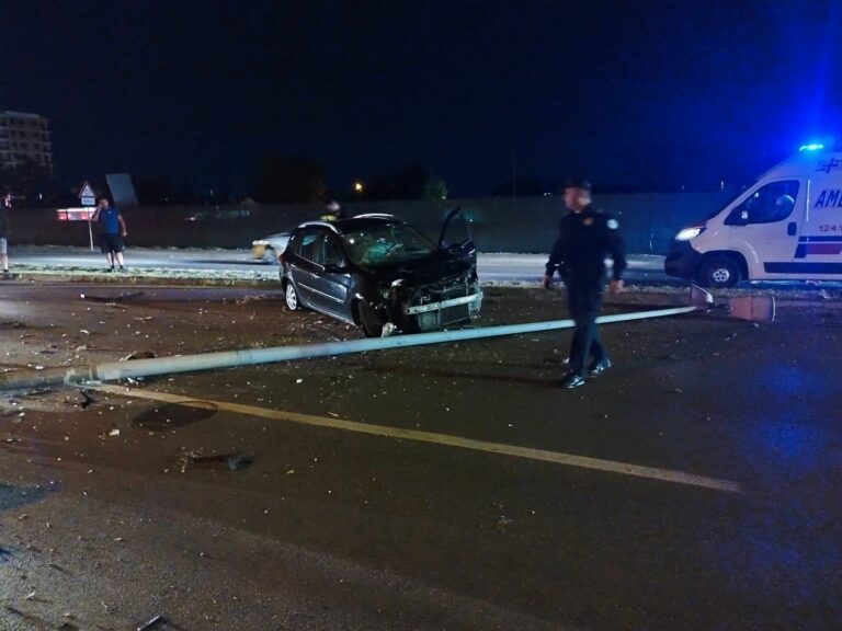 Jedna osoba povrijeđena u udesu na Starom aerodomu: Izgubila kontrolu nad vozilom i udarila u stub rasvjete