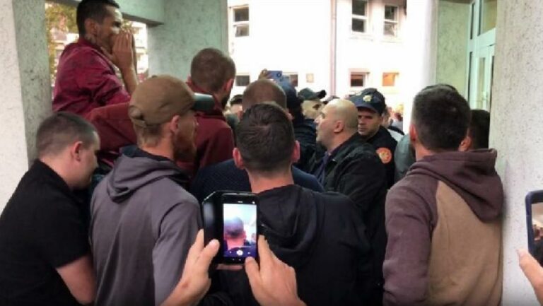 UPRAVA POLICIJE: Prekršajne protiv osam osoba zbog incidenta ispred nikšićke bolnice