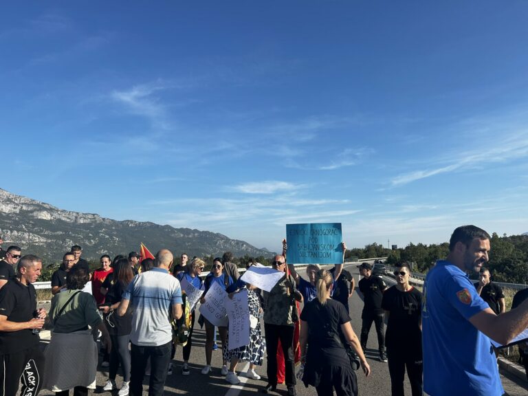 (FOTO) Na Bogetićima trosatna blokada saobraćaja: Okupljeni traže odlaganje popisa
