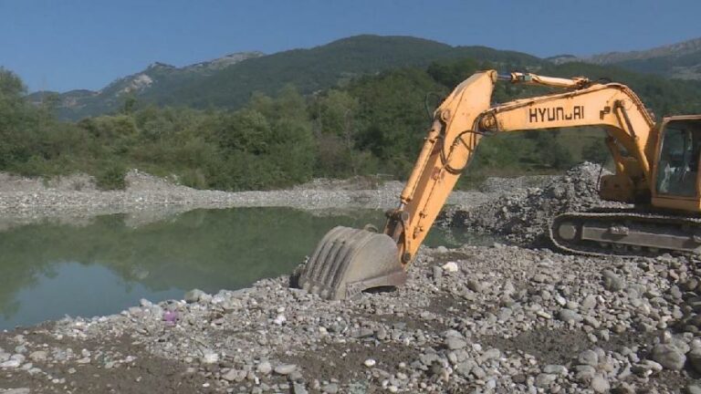 U BOTUNU: Uhapšene tri osobe zbog sumnje na krađu šljunka iz Morače