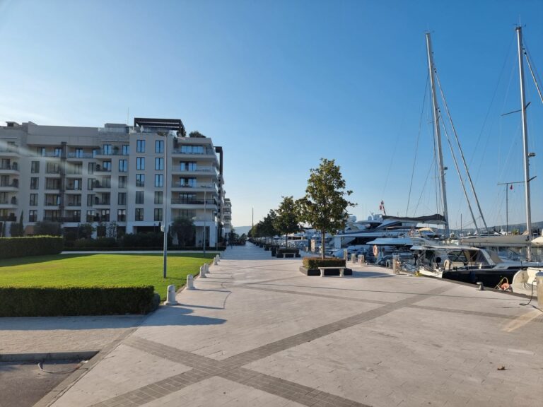 Službenik UIKS-a zatečen sa službenim pištoljem ispred kazina u Tivtu