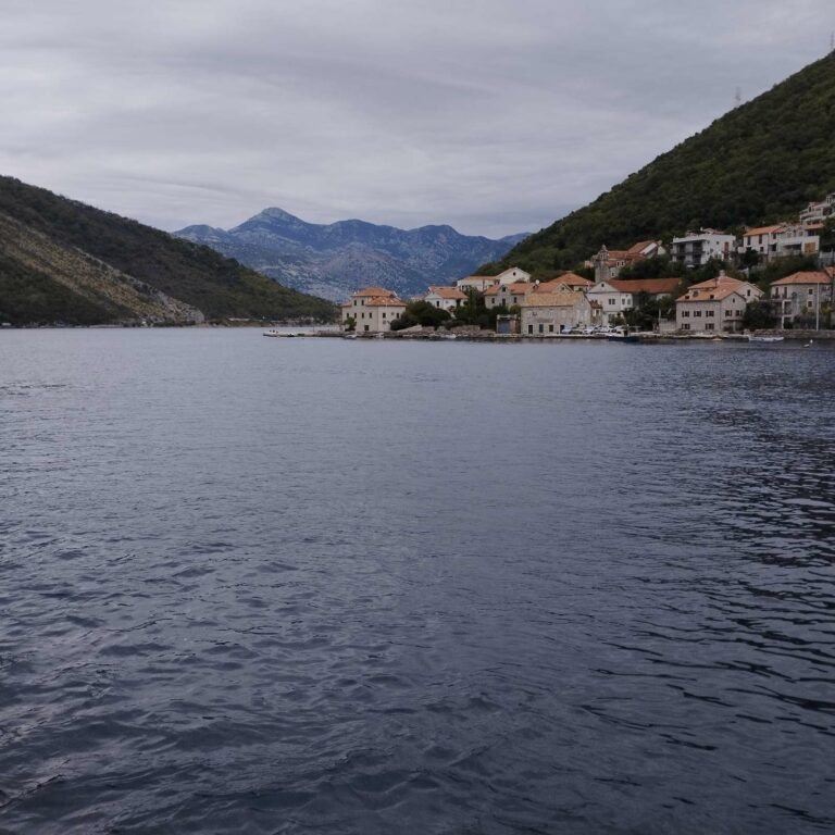 Promjenljivo oblačno uz jak južni vjetar  