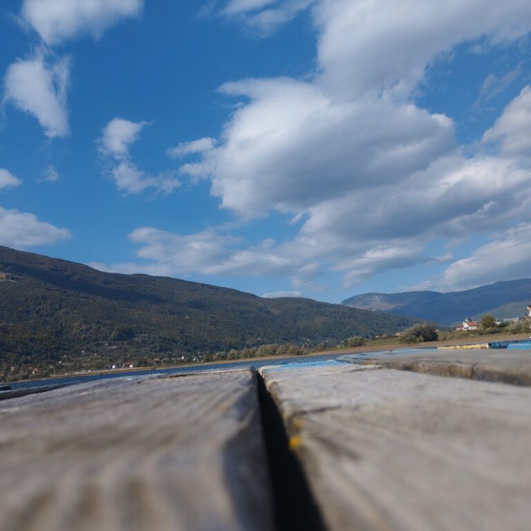 Pretežno sunčano, na primorju moguća kiša