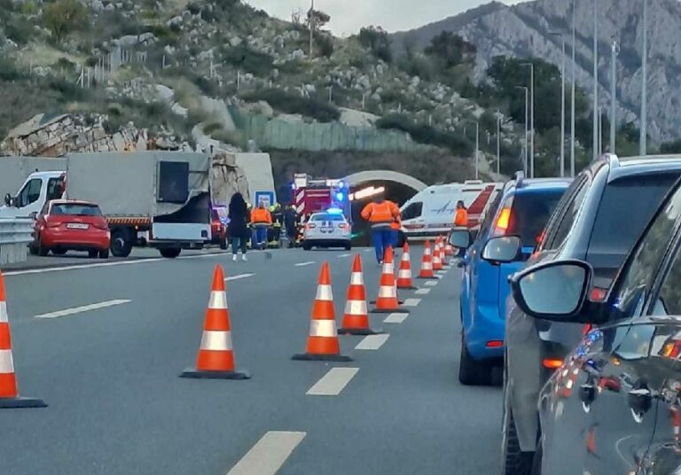 Automobil probio bankinu na auto-putu, dvije osobe povrijeđene