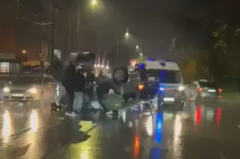 Udes u Podgorici, auto se prevrnulo na krov