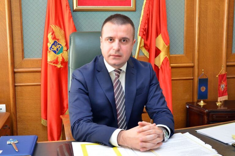 Prepiska Bakovića i Medenice: Strpajte ga u zatvor, rovari sa opozicijom