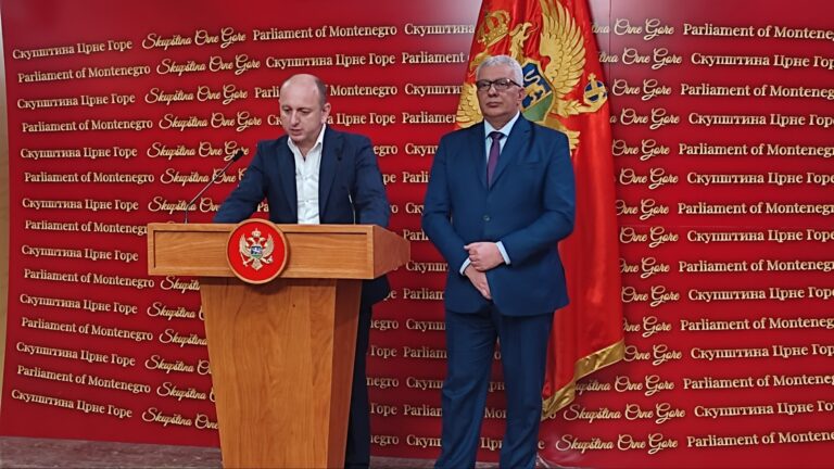 Knežević: Pojedini poslanici DPS- a  prekinuli skupštinsku blokadu i traže da im se plate troškovi kako bi prisustvovali molitvenom doručku