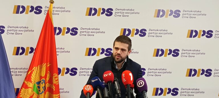 Nikolić: Kneževića boli to što je zarad mrvice vlasti stavio potpis na priznanje Kosova