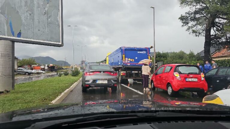 Šleper sletio sa puta, nema povrijeđenih