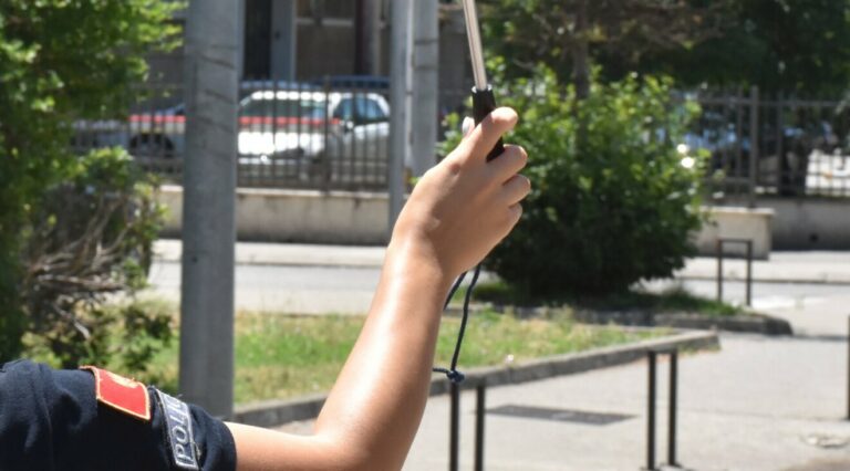 Uhapšen vozač: Vozio 141 kilometara na čas, vozilu istekla saobraćajna