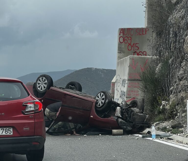 Udes kod Brajića: Vozilo završilo na krovu, povrijeđena jedna osoba