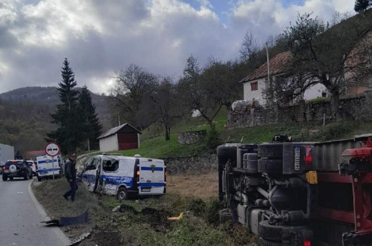 Bijelo Polje – Mojkovac: Sudar kamiona i vozila zatvorske policije, više povrijeđenih