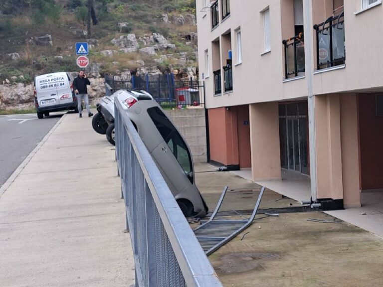 Zabjelo: Automobilom sletio u dvorište zgrade